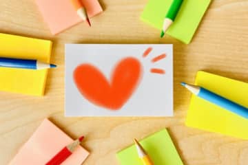 身につける色で人生が変わる？「カラーの力」を使って前向きなマインドを作る方法