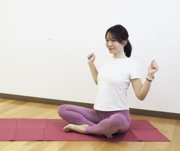 【朝3分で肩スッキリ】天井にパンチで「肩甲骨を動かす」簡単ゆるストレッチ