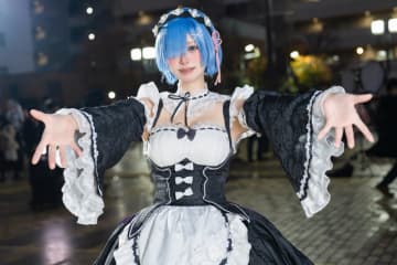 【コスプレ】10代美少女が見せるリゼロの「レム」が鬼可愛い！ふわりと広がるメイド服とフレッシュな笑顔が眩しい【写真8枚】