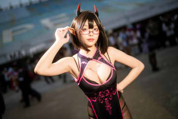 【コスプレ】眼鏡×チャイナドレスの小悪魔っ子が最強！曲線美が輝く黒ストッキングで存在感を放つ【写真7枚】