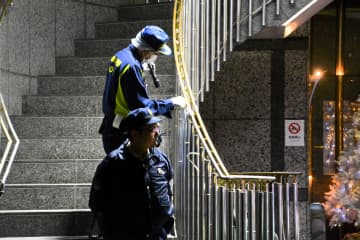 横浜・歓楽街の雑居ビル、男性が転落か　病院搬送後に死亡　階段踊り場で発見