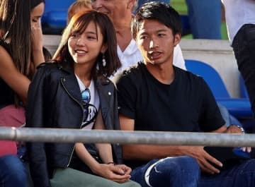 「ほんと美男美女ですね」柴崎岳が公開した妻・真野恵里菜との“恒例クリスマスショット”が話題！「待ってました」「まさかのペアルック？」