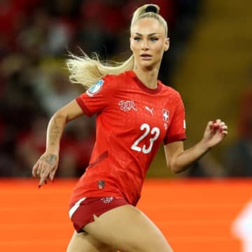 「カラダがえぐい！」スイス代表のブロンド女子が魅せた“白ビキニでリフティング”に賛辞殺到！「超ホット」「めちゃくちゃ綺麗だ」