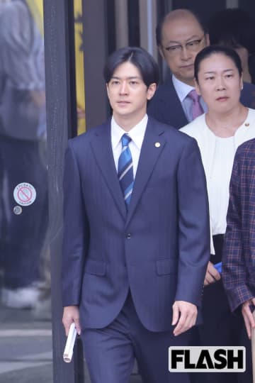 【新木優子と熱愛報道】中島裕翔、グループ卒業しスーツでドラマロケ姿を目撃　ファンが気をもむ“結婚”のタイミング