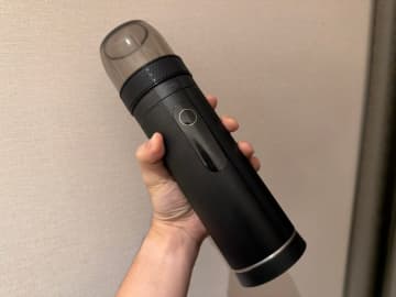 キッチンのスペース争奪戦も華麗にスルー？　縦長のコーヒーメーカー「Revonia」が提案する自由な一杯