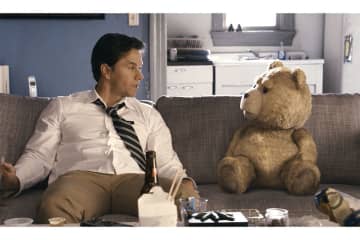 吹替版は有吉弘行！ Fワード連発のテディベアとダメ中年の友情を描くブラックコメディ