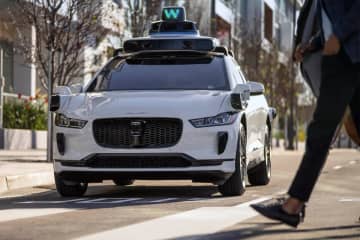 停電で立ち往生したWaymoのロボタクシー、ソフト更新で対策へ。信号が消えても交差点を安全通行