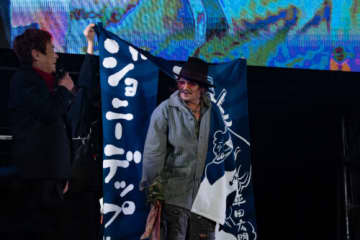 ジョニー・デップ 東京コミコンに大遅刻しセレブステージ出演
