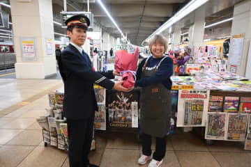 昭和の面影またひとつ…大阪で唯一、駅構内の新聞雑誌スタンド最後の1日