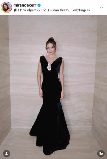 トップモデルのミランダ・カー42歳、超ミニドレスで投げキッス　夫は7歳年下イケメン超大物CEO