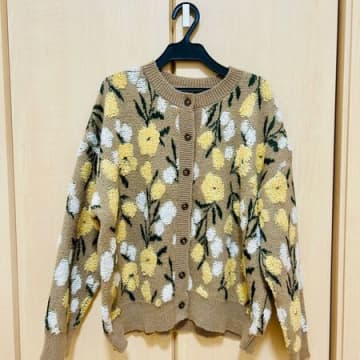 冬コーデがパッと華やかに！花柄カーディガン
