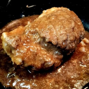 豚の肩かたまり肉！しっとりやわらか焼き豚！コク旨タレの焼き豚！ごぼうと合わせてライズバーガー！