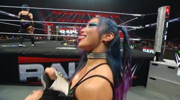 なぜレフェリーと… 日本人女子レスラーが謎の"幻惑"行動 リング外ではパートナーが“不穏”な動き