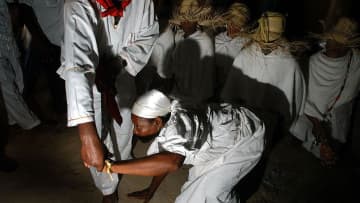 試合中に倒れて死去した20才選手、「呪い」が原因だった…コインが喉に詰まって窒息