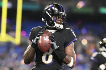 背中負傷のレイブンズQBジャクソン、パッカーズ戦出場はダウトフル