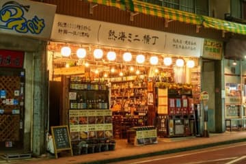 開業から2年半で累計5万人超 “静岡最狂の酒場”「熱海ミニ横丁」が2025年の集大成を公開　熱海の飲食地図を塗り替えた、唯一無二の存在。漁理人と板長、そして代表が届ける―― 1,300種の酒が導く、圧巻の熱海体験。