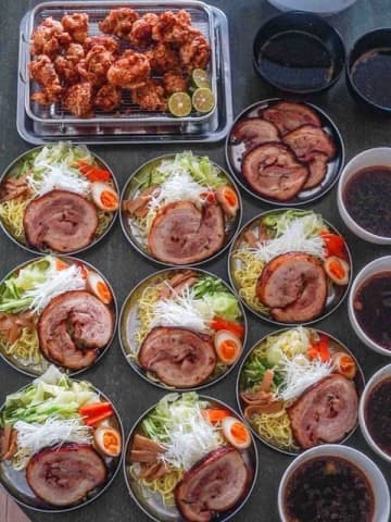 【今日のサイズ感、なんかおかしい】12cmの焼豚に巨大カツ…「わんぱくすぎる」肉祭りなお昼ご飯&夜ご飯