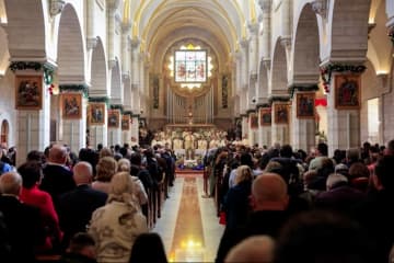 ベツレヘムで3年ぶりにクリスマス行事、ヨルダン川西岸の苦難は続く