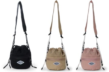 サッと開いてサッと出し入れ！ 高さを伸ばせる新発想の巾着ショルダーバッグに撥水タイプが仲間入り