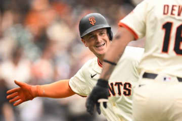 236億円男と美人妻に訪れた“吉報”　右手に持った幸せな写真…「最高の贈り物」