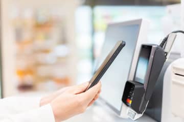 家の近くの「100円ショップ」が全てセルフレジに。高齢者が「有人レジの方がいい」と嘆いていました…。セルフレジを導入するメリットって何でしょうか？