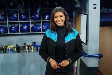 ド軍美女レポーターが188cm抜群スタイル披露「美しすぎる」　涼しげワンピ…コーデ集に称賛殺到