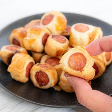 【くるくる巻いて焼くだけで完成！】「サクサク食感がやみつき」「家族で取り合い必至」子どもも大喜びのひと口ウインナーパイレシピ