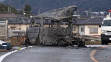 トラックやクレーン車など4台絡む事故で軽自動車が炎上し車内から1人の遺体、2人軽傷　事故当時は路面が凍結状態か　長野・松川村