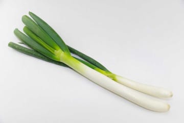長ネギの食べすぎには要注意？　「生食」に潜むリスクとは　適切な食べ方を栄養士に聞いた