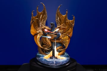 「ゴジラVSキングギドラ」の大格闘がスタチュー化。1991年の映画ポスターを再現【#NLSXVI】巨大な「ゴジラ×コング」版ゴジラは背びれが発光