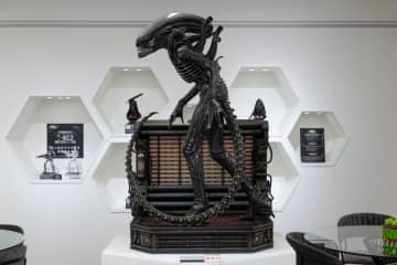 生々しい色艶を帯びた「ビッグチャップ ゼノモーフ」が圧巻の造形でスタチュー化【#NLSXVI】