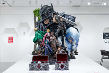 「ベルセルク 千年帝国の鷹篇」よりガッツたち一行を表現した壮大なスタチューが展示！【#NLSXVI】背景には兜を被ったガッツとグリフィスを1/1スケールで表現