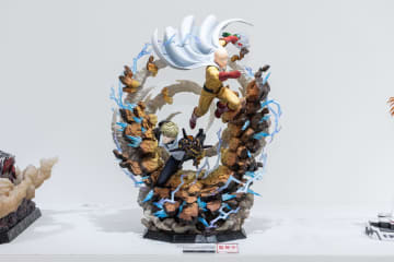 「ワンパンマン」よりサイタマとジェノスがタッグを組んだ壮大なスタチューが展示！【#NLSXVI】「キルラキル」より流子と皐月が対峙するスタチューも展示