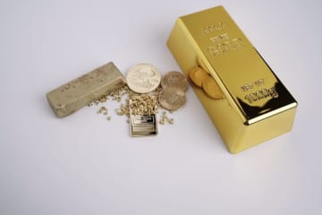 金価格が「2万5000円」を突破！ 5年前「金・銀・プラチナ」を“36万円”積み立ててたら、今年どうなってた？ 値動きの幅や“中長期トレンド”と合わせて解説