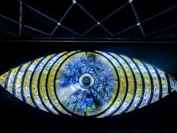 新宿駅西口「新宿の目」、年末年始限定で特別点灯を実施中。大みそかは都庁にも登場