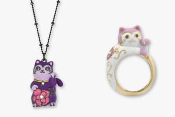 アナ スイ“幸運を呼ぶ”「招き猫」アクセサリー、首を傾げる猫×唐草や蝶デザインのネックレスなど