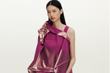 132 5. イッセイ ミヤケ“幾何学的な折り構造”の立体ワンピース＆平面に畳めるロングコート