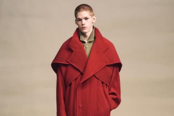 オム プリッセ イッセイ ミヤケ“イタリアのトマト”色プリーツコート、ガーメントバッグ型アウターも