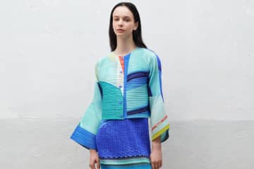 プリーツ プリーズ イッセイ ミヤケ“街の風景”柄ウェア、建築物フォルムのセットアップも