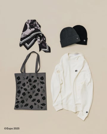 アーバンリサーチ、黒ミャクミャク・こみゃくグッズ店頭販売決定！　普段使いしやすいバッグやスウェットほか