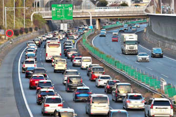 「エコノミークラス症候群になる危険があります」　JAFが注意喚起　年末年始の長距離運転で注意すべきことは