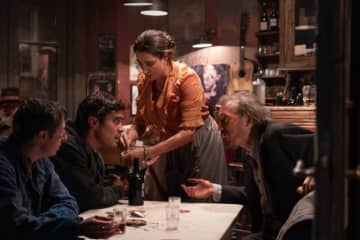 ジョニー・デップ監督『モディリアーニ！』、モディリアーニが仲間たちと過ごす夜を写した本編映像が解禁