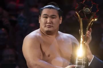 「横綱も思わずガチガチに緊張⁉」豊昇龍が大物女優とツーショット！ 豪華な顔ぶれに反響「なんて美しい写真」「手と顔サイズ一緒」