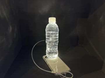 知ってた？ スマホライトを簡易ランタンにする裏技　KDDIが防災イベント開催