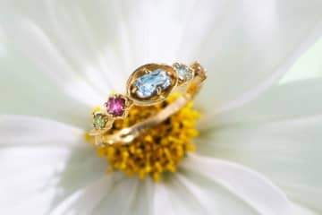 ノジェス“咲き誇る花”着想のカラフル天然石ジュエリー、花占いネックレスも