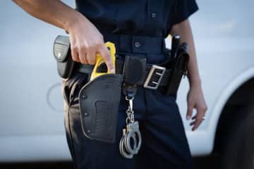 「バスから降りろ」警官が高校生にテーザー銃を使用、職務停止に。映像では痛々しい声「僕だって…」