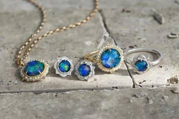 アガットの春ジュエリー、“天然オパールのかけら”輝くリングやラッキーモチーフのチャーム