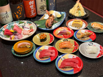 海なし県・埼玉で金沢の魚を堪能！ 寿司×囲炉裏焼きのグルメ回転寿司「金沢まいもん寿司 まるひろ上尾SC店」オープン