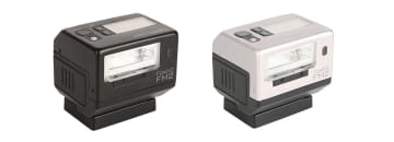 クラシカルなデザインの小型フラッシュ「LightPix Labs フラッシュQ FM2」 多灯発光に対応、カラーフィルターも付属