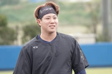 白ドレスの妻が「美しいぃぃ」　オリ23歳と顔寄せ合い…激アツ抱擁に「私までニヤニヤ」